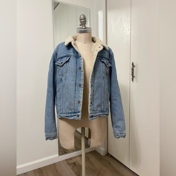 Vintage Levi's Woman's Sherpa Trucker Button Front Blue Denim Jean Jacket XL - Picture 1 of 8